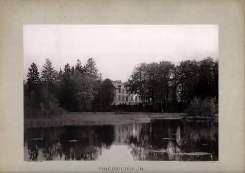 Strumper, Johann Heinrich (1843-1913), Fotograf: Friedrichsruh. Das Schloss vom Park gesehen. Lichtdruck. Auf hellgrauen Trägerkarton aufgewalzt. 