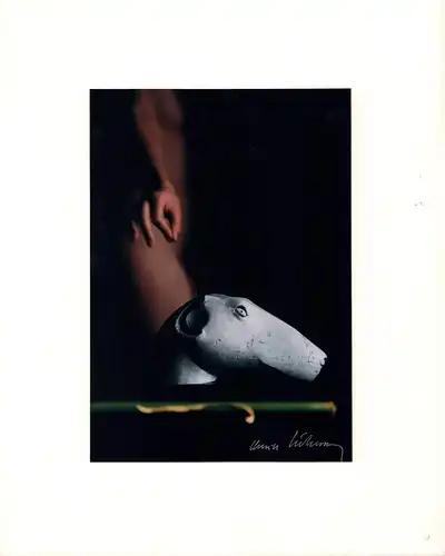 Székessy, Karin (1939-2010), Fotografin / Wunderlich, Paul (1927-2010), hier: Bildhauer: Dame mit Hündchen. Original-Farbfotografie. 