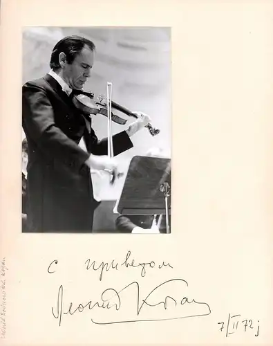 PORTRAIT Leonid Borissowitsch Kogan. Schwarz-Weiss-Fotografie (Original-Abzug), Hüftbild des musizierenden Geigers im Profil, mit Autogramm, datiert 7. II. 72), Kogan, Leonid Borissowitsch