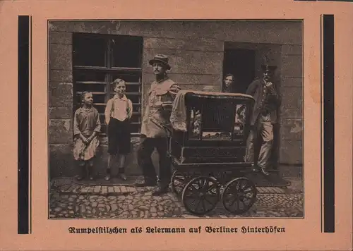 Rumpelstilzchen [d.i. Stein, Adolf]: Rumpelstilzchen als Leiermann auf Berliner Hinterhöfen. Fotografische Schwarzweiß-Wiedergabe auf einem Verlagswerbezettel. 