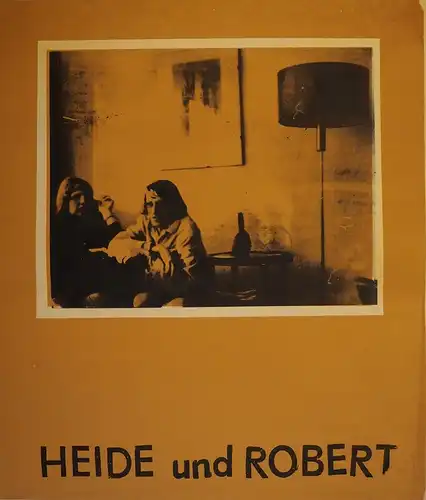 Heide und Robert (plauderndes Paar in der Wohnzimmerecke). Plakat in Mischtechnik (s/w Offsetfotografie u. ockerfarb. Siebdruck)