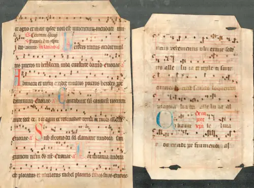 Mittelalterliche Messgesänge auf 2 Pergamenten des 13. Jahrhunderts: Herodes iratus occidit multos pueros in bethleem iuda civitate david.. Notenhandschrift mit Text, Pergamentmakulatur. 