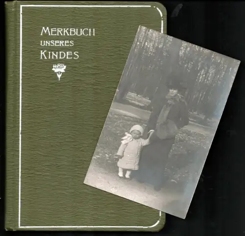 Merkbüchlein für das Leben unseres Kindes. "Esther Marie Calais". Geboren am "3. Juli" [in] "Hamburg" im Jahre "1902" [teils von Hand eingetragen]. 