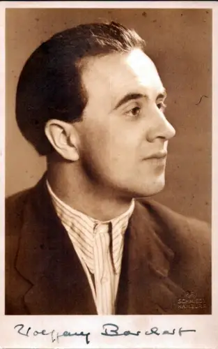 Porträtpostkarte mit eigenh. U. ("Wolfgang Borchert") auf der Bildseite. Rückseite. eigh. Text mit U. "Dein Hannibal", Borchert, Wolfgang (1921-1947), dt. Schriftsteller, Schauspieler u. Kabarettist