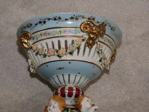Sie bieten hier auf eine Wunderschöne und sehr dekorative Porzelan Vase, oder Obstschale


Ein seltenes Sammlerstück sehr gut erhalten. (siehe die Bilder, diese gehören zur Auktionsbeschreibung)

Maße:
Höhe...