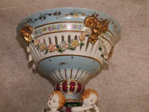 Sie bieten hier auf eine Wunderschöne und sehr dekorative Porzelan Vase, oder Obstschale


Ein seltenes Sammlerstück sehr gut erhalten. (siehe die Bilder, diese gehören zur Auktionsbeschreibung)

Maße:
Höhe...