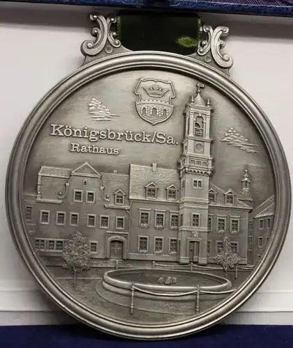 Große Zinnplakette von "Königsbrück" mit Samtband Sachsen o.J. Rathaus sf