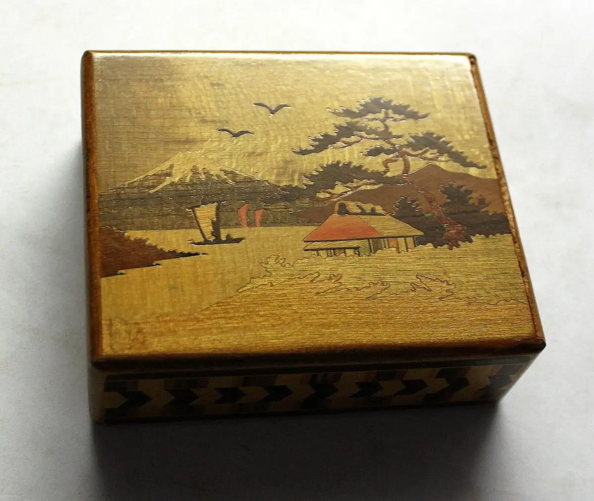 Japan Holzkiste Schachtel mehrfarbige Holzintarsien mit Geheimverschluss um 1900 0