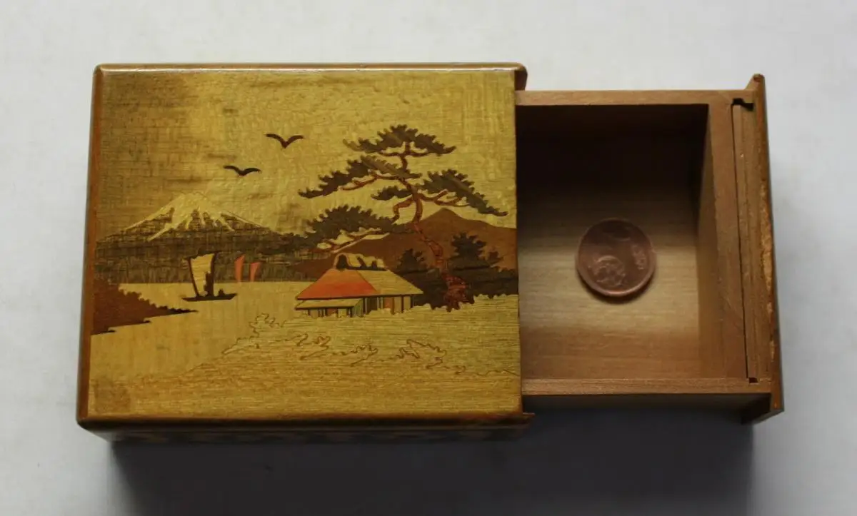 Japan Holzkiste Schachtel mehrfarbige Holzintarsien mit Geheimverschluss um 1900 1