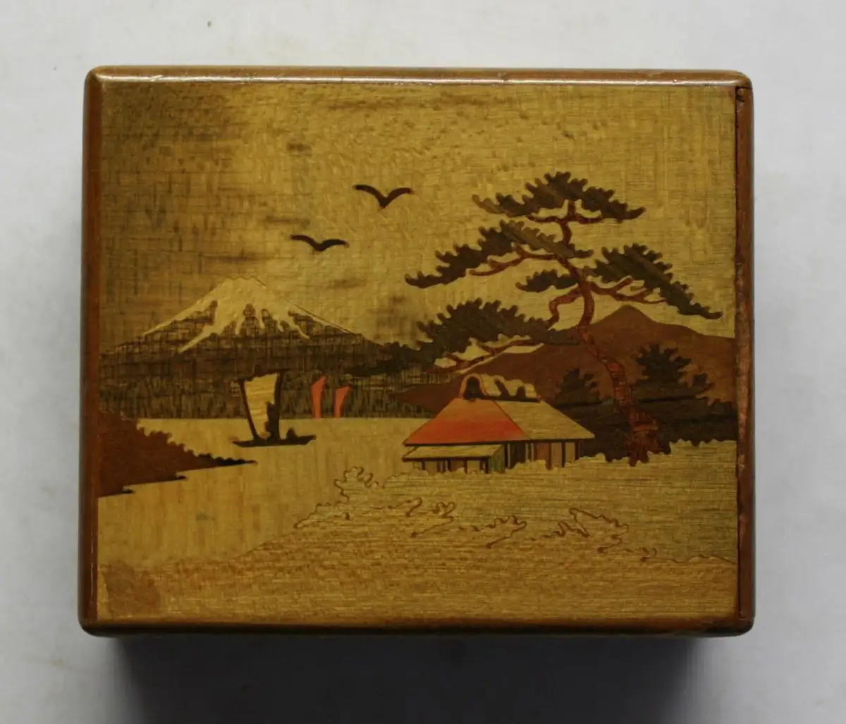 Japan Holzkiste Schachtel mehrfarbige Holzintarsien mit Geheimverschluss um 1900 2