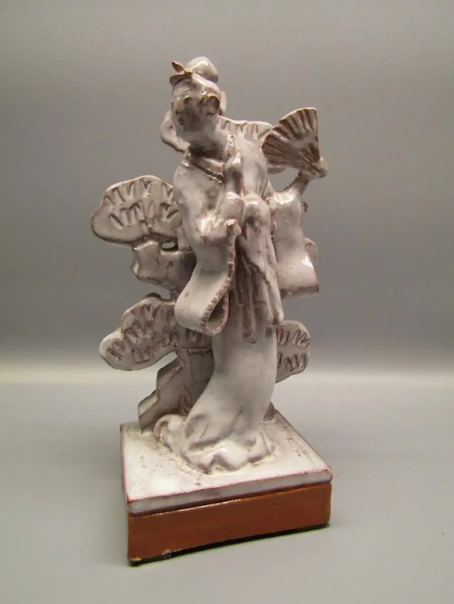 Naumann, Herbert Japanische Geisha. Keramik-Skulptur roter Scherben weiße Glasur 1