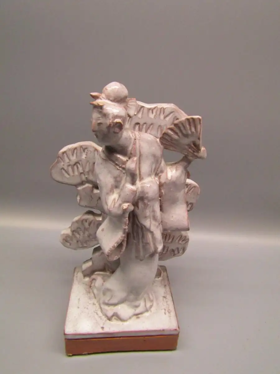 Naumann, Herbert Japanische Geisha. Keramik-Skulptur roter Scherben weiße Glasur 11