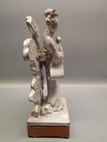 Naumann, Herbert Japanische Geisha. Keramik-Skulptur roter Scherben weiße Glasur