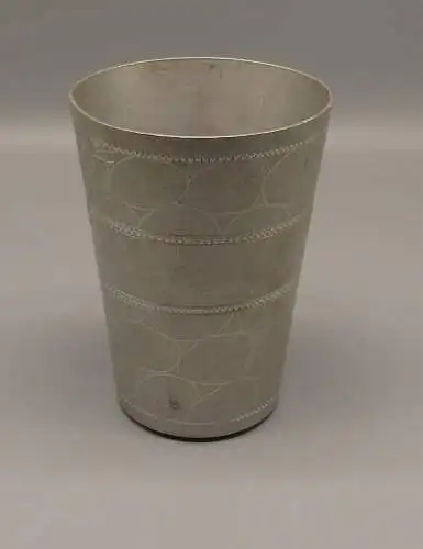 Alter schöner Aluminium Trinkbecher mit floralem Motiv ziseliert js