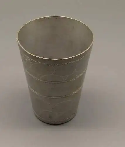 Alter schöner Aluminium Trinkbecher mit floralem Motiv ziseliert js