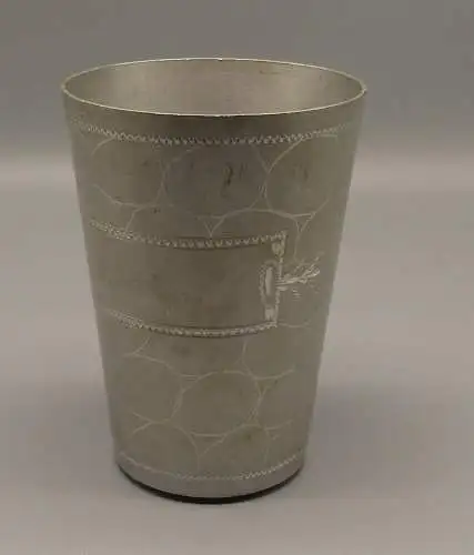 Alter schöner Aluminium Trinkbecher mit floralem Motiv ziseliert js