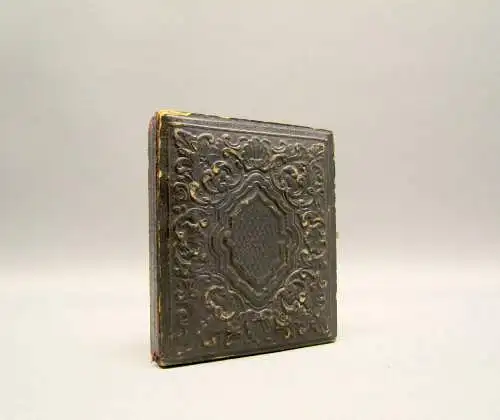 Daguerotype eines kleinen Mädchens in goldenem Rahmen, hinter Glas und Schatulle