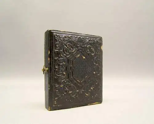 Daguerotype eines kleinen Mädchens in goldenem Rahmen, hinter Glas und Schatulle