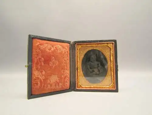 Daguerotype eines kleinen Mädchens in goldenem Rahmen, hinter Glas und Schatulle