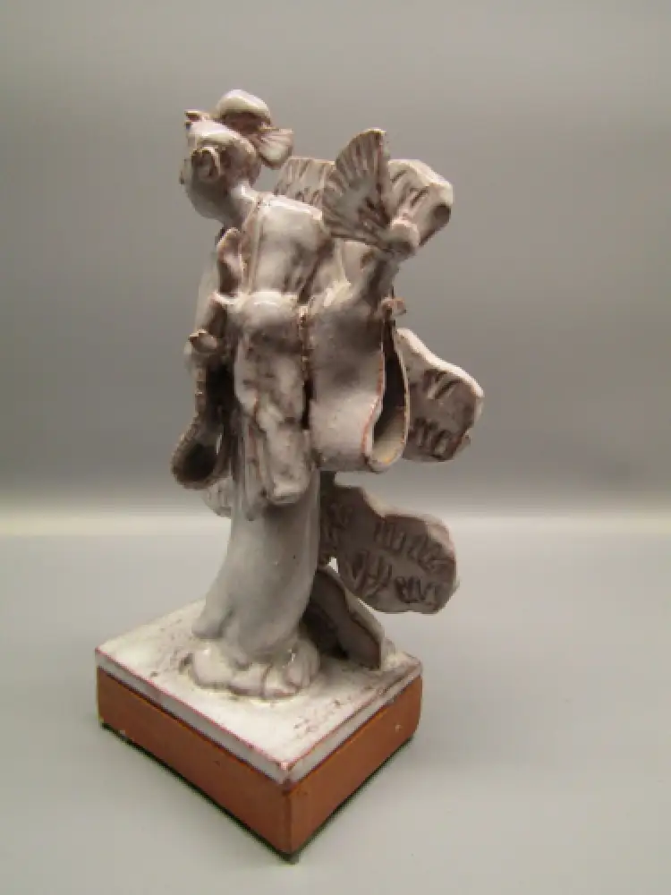Naumann, Herbert Japanische Geisha. Keramik-Skulptur roter Scherben weiße Glasur 7