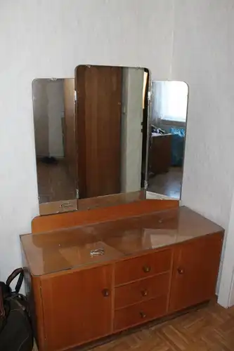 Schlafzimmer-Möbel einzeln oder komplett, Massivholz, handgeschreinert 1960, sehr guter Zustand:
