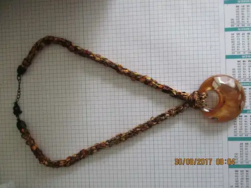 Halskette,mit einem Anhänger ca. 50 cm lang
