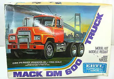 ERTL 8022 Mack DM 600 Truck Plastik Modellbausatz 1:25 Neu (F6)