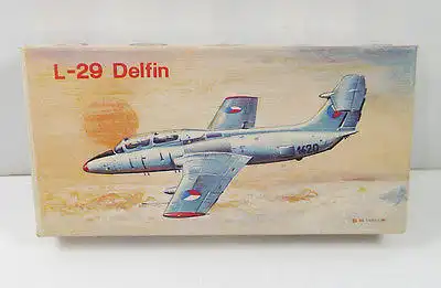 KP Delfin L-29 Flugzeug Plastik Modellbausatz 1:72 (K8)