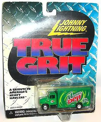 JOHNNY LIGHTNING True Grit - Mountain Dew Transporter Spielzeugauto 8cm OVP /K11