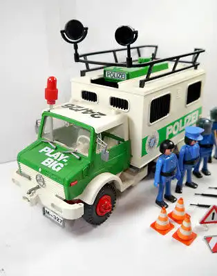 PLAY BIG 2460 Polizeiwagen mit Figuren & Zubehör Fahrzeug 70er mit OVP (F25)