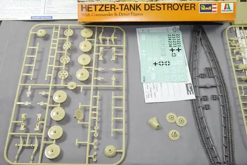REVELL Tank Destroyer - Hetzer H-2100   Panzer Modellbausatz 1:35  F2