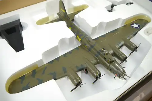 Corgi  Boeing B-17F Flying Fortress Memphis  Flugzeug AA33301 1:72  in OVP (F27)