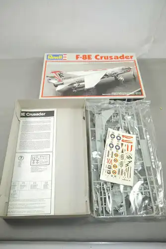 REVELL 4057 F-8E Crusader   Flugzeug Modellbausatz 1:100   (K51)