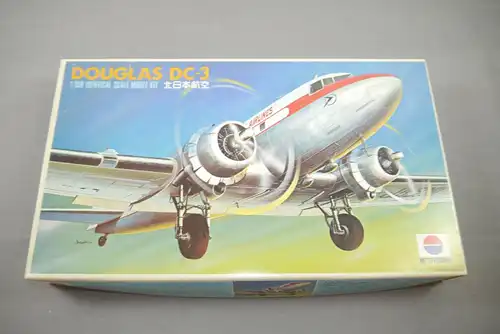 Nitto Kagaku Douglas DC-3 Flugzeug Modellbausatz 1:100   (K51)