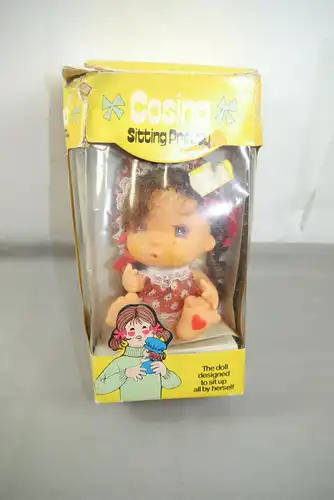 Cosina Sitting Pretty Doll Puppe ca. 12cm Vintage Hong Kong  mit OVP (K48)