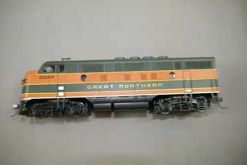 Proto 1000 F3A Locomotive  30695 Great Northern H0 in Box   ( K26)