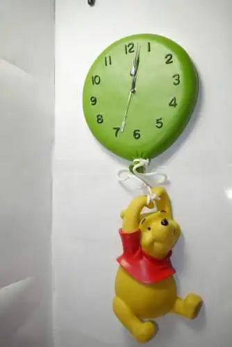 Disney Winnie the Pooh with Clock Wanduhr Uhr  Resin  Figur