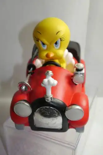 Looney Tunes  Tweety  im roten Auto Resin Figur ca. 24cm