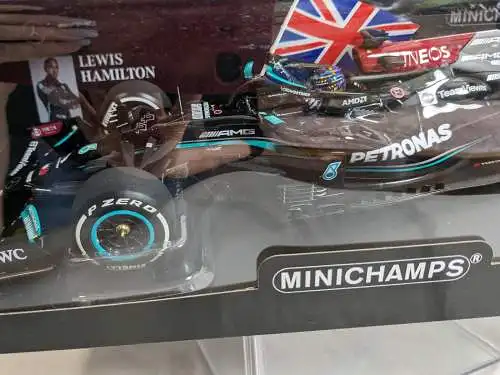 Minichamps AMG Petronas Formel one Team Lewis Hamilton   1/18   F17
