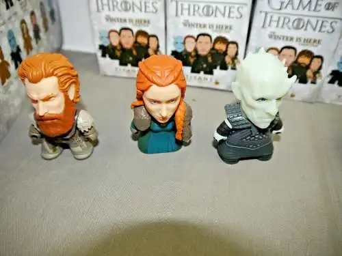 Game of Thrones  12 Figuren mit  Waffen + Box + Display Titans    (K24)