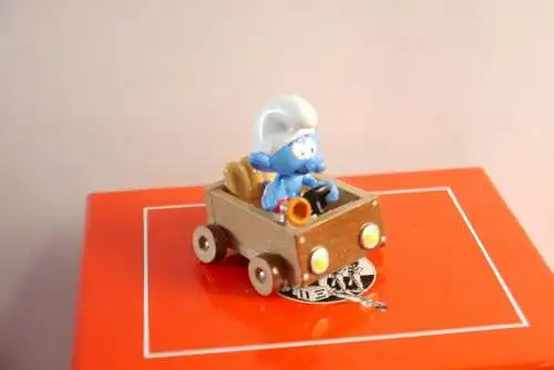 DIE SCHLÜMPFE  Schlumpf mit Seifenkiste PIXI 6479  Metall Figur  Neu
