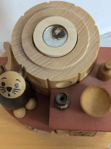 Zeidler Holzkunst Räucherofen Kachelofen mit Katze ca. 24cm    K25