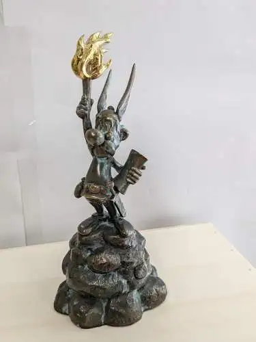 Asterix Bronze  Freiheit erlechtet die Welt ca.23cm PIXI 4126 Lim. 150 Stück