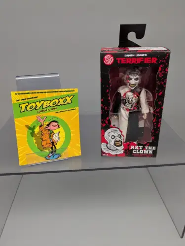 NECA Terrifier Ben Cooper Costume Series 9 Art the Clown  Actionfigur 15 cm  1J