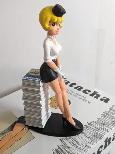 Natascha  mit Bücherstapel Kunstharz Figur Statue Collectoys 23cm