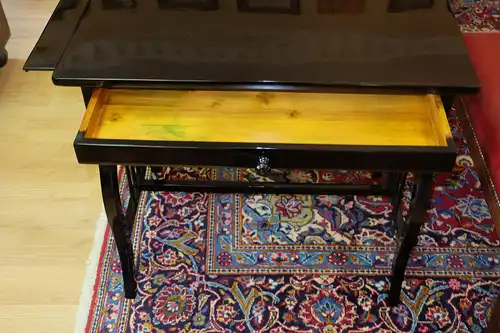 wunderschön restaurierter Tisch
