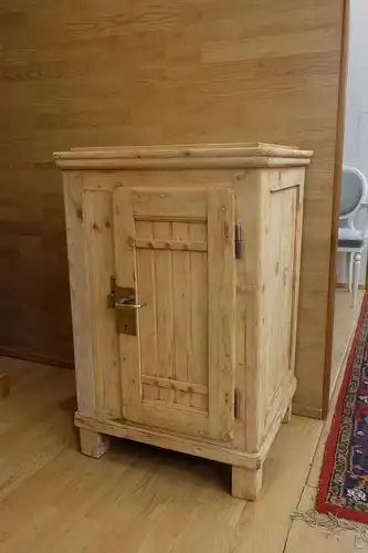 antiker Kühlschrank