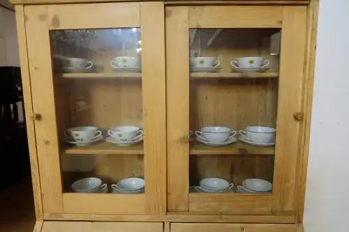 Ladeneinrichtung-Kredenz