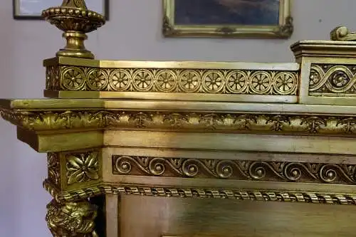 wunderschöner Prunkschrank mit originalen Gemälden an den Schranktüren