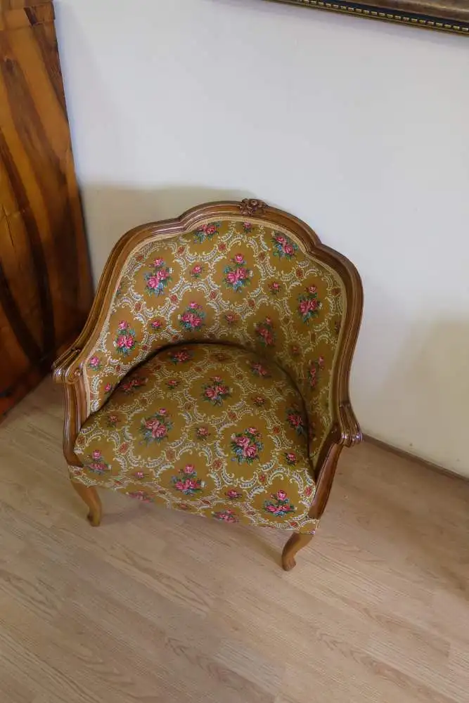 Zierlicher Fauteuil 1